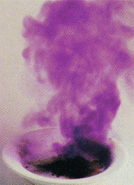 Vapor violeta al quemar algas